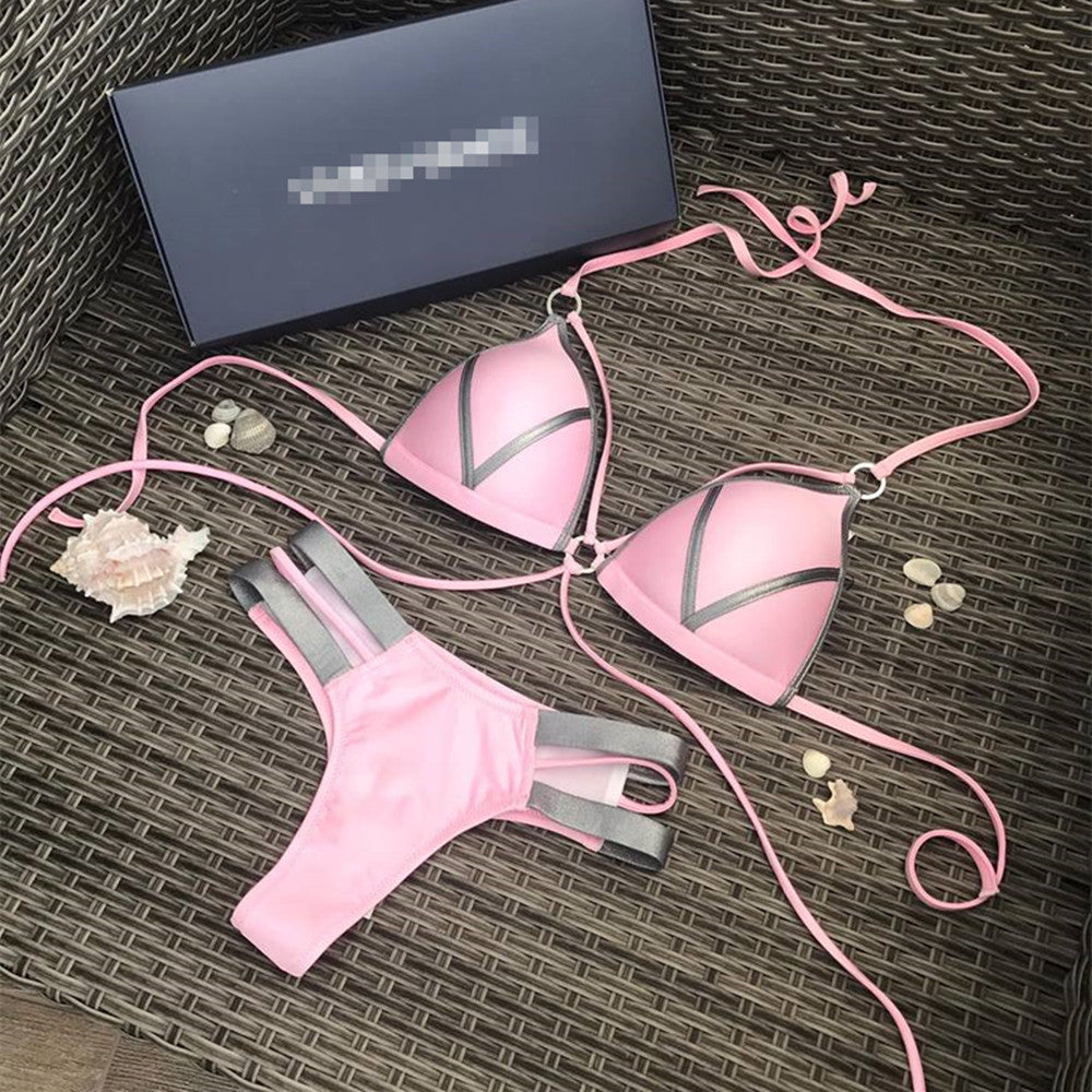 Stylischer Bikini mit bronzefarbenen Seiten