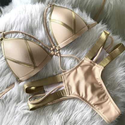 Stylischer Bikini mit bronzefarbenen Seiten