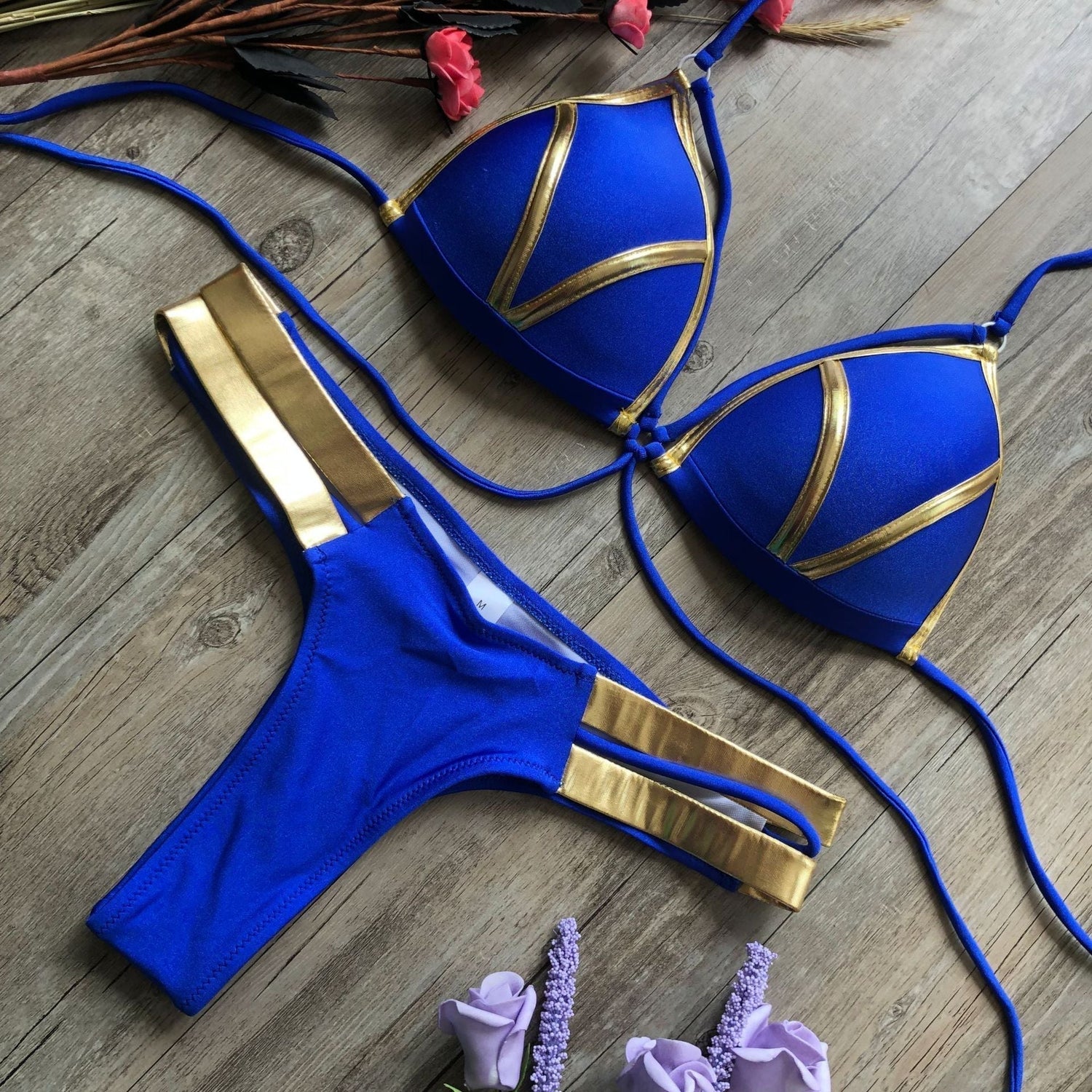 Stylischer Bikini mit bronzefarbenen Seiten