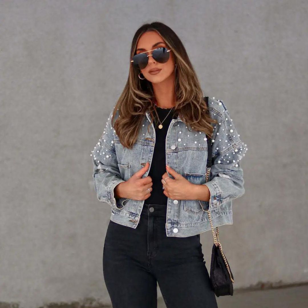 Denim Jacke mit Perlenverzierung und Sternakzenten