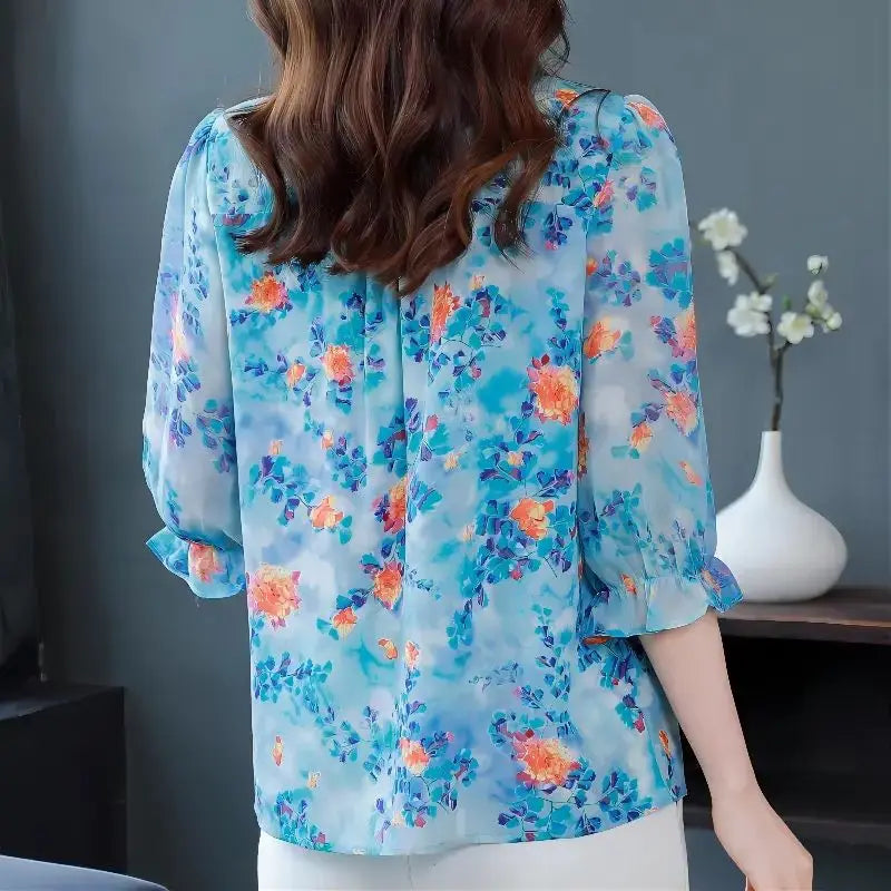 Bluse mit halbhohem Kragen, Druck und Rüschen