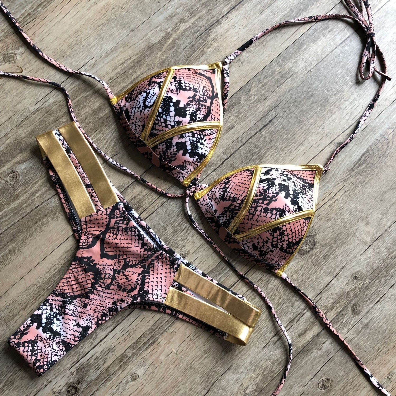 Stylischer Bikini mit bronzefarbenen Seiten