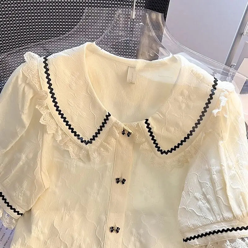 Elegante Bluse mit Peter-Pan-Kragen und Puffärmeln im französischen Stil