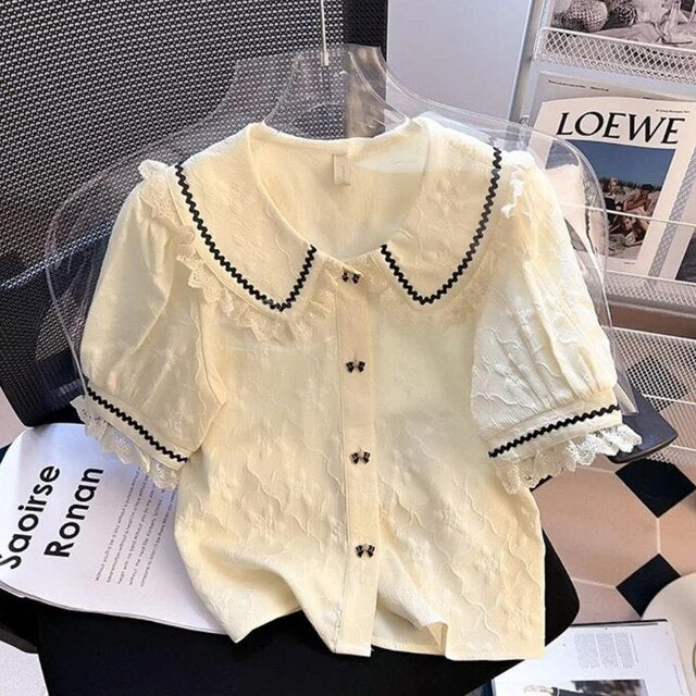 Elegante Bluse mit Peter-Pan-Kragen und Puffärmeln im französischen Stil