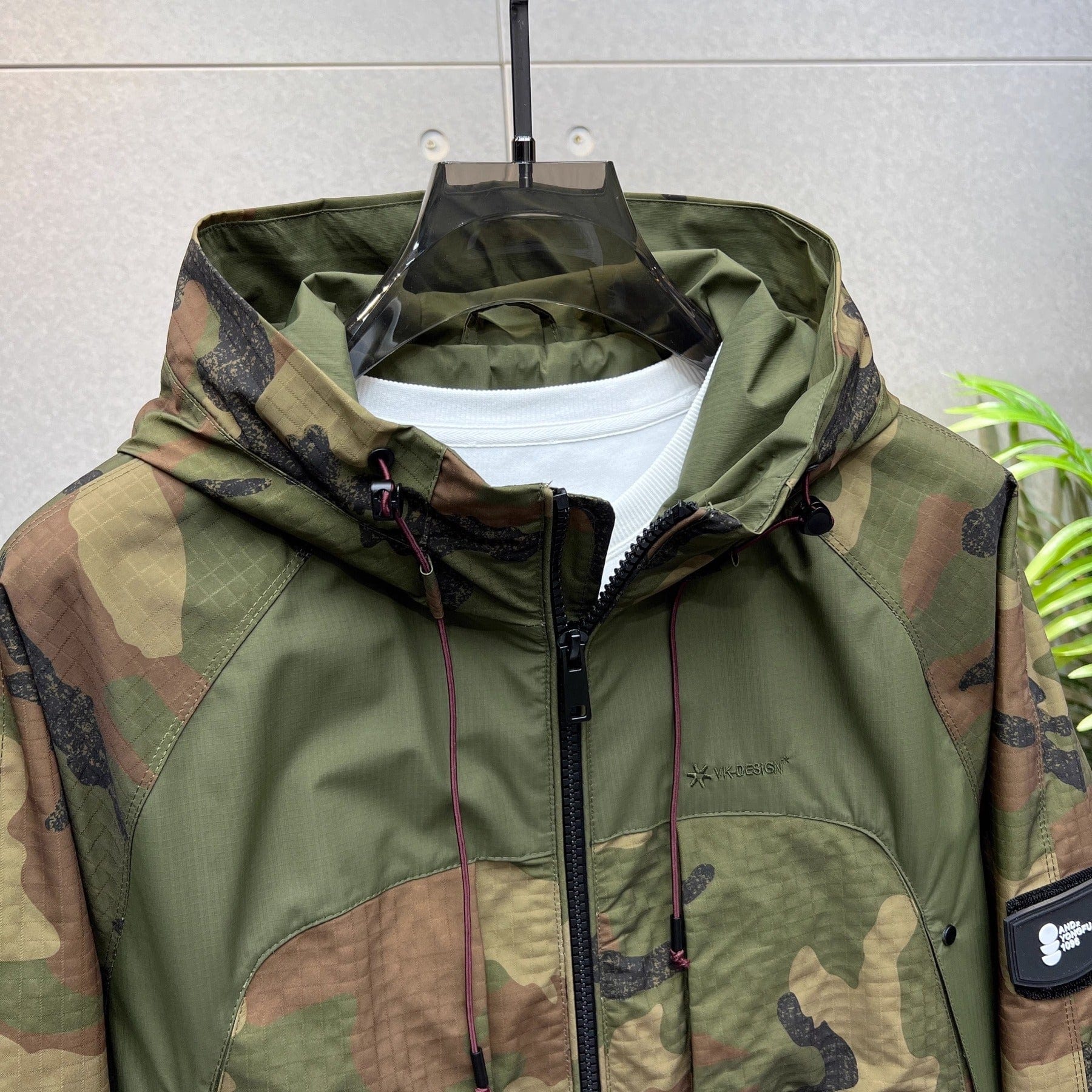 Winddichte Jacke mit Camouflage-Muster