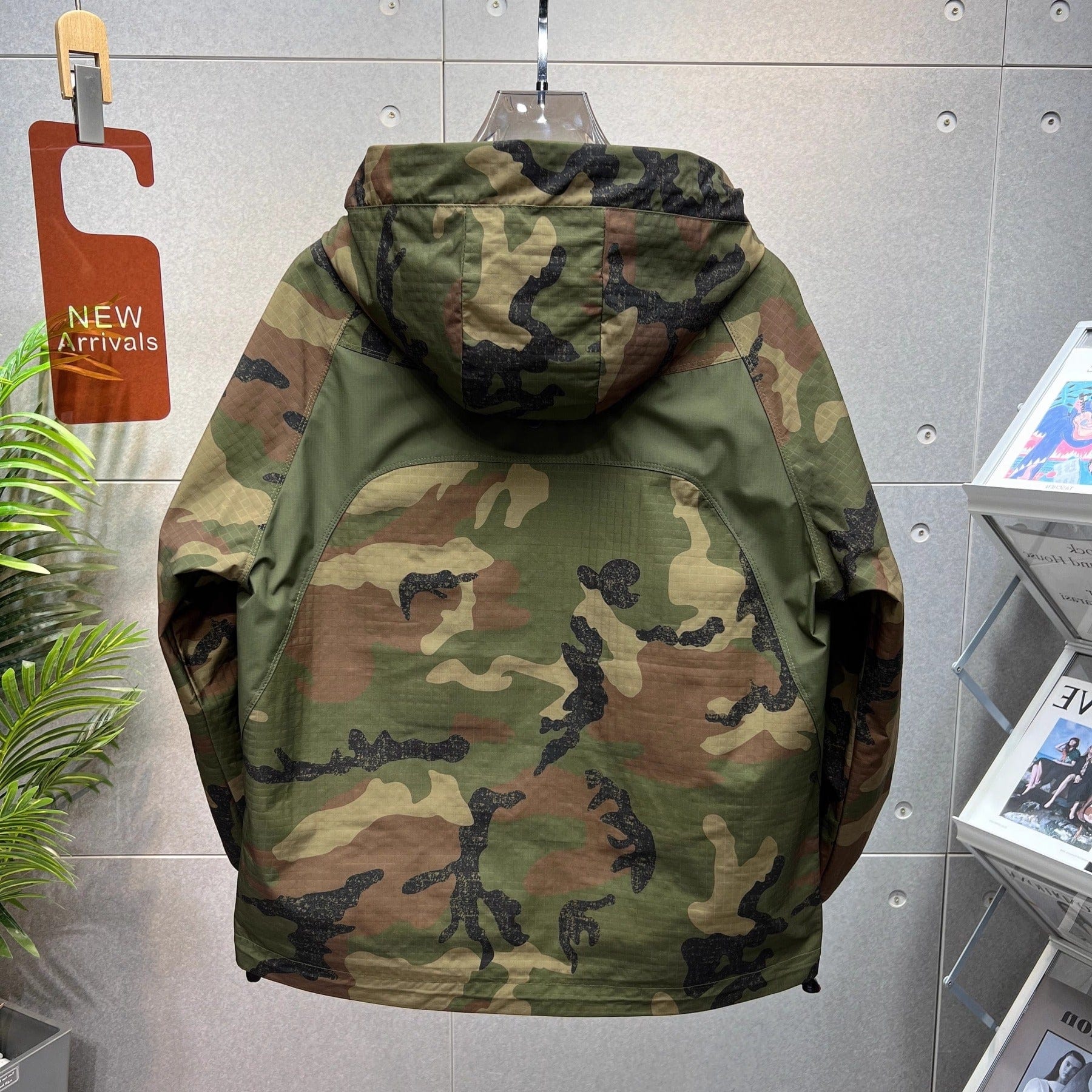 Winddichte Jacke mit Camouflage-Muster