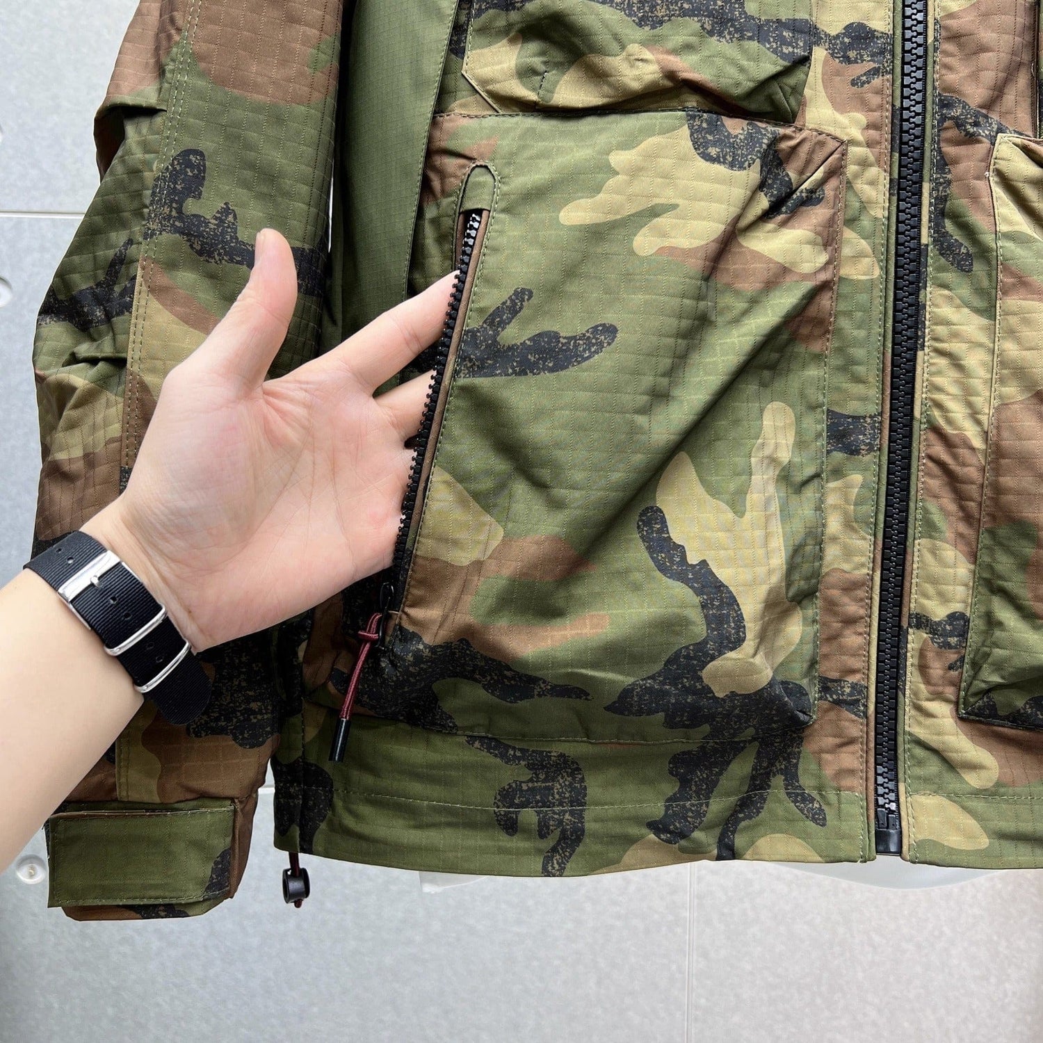 Winddichte Jacke mit Camouflage-Muster