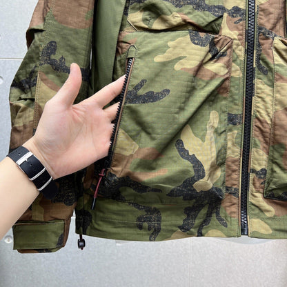 Winddichte Jacke mit Camouflage-Muster