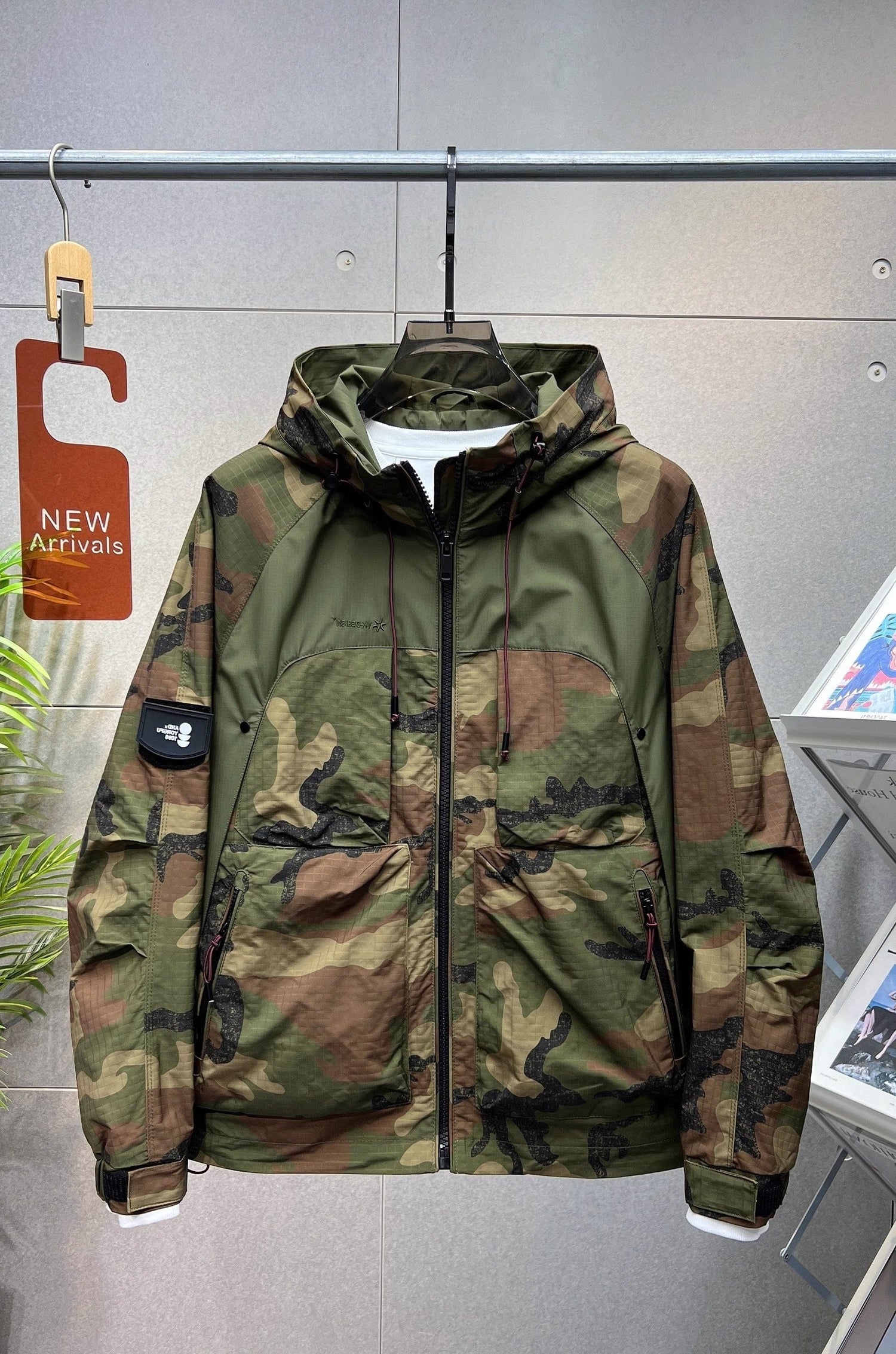 Winddichte Jacke mit Camouflage-Muster