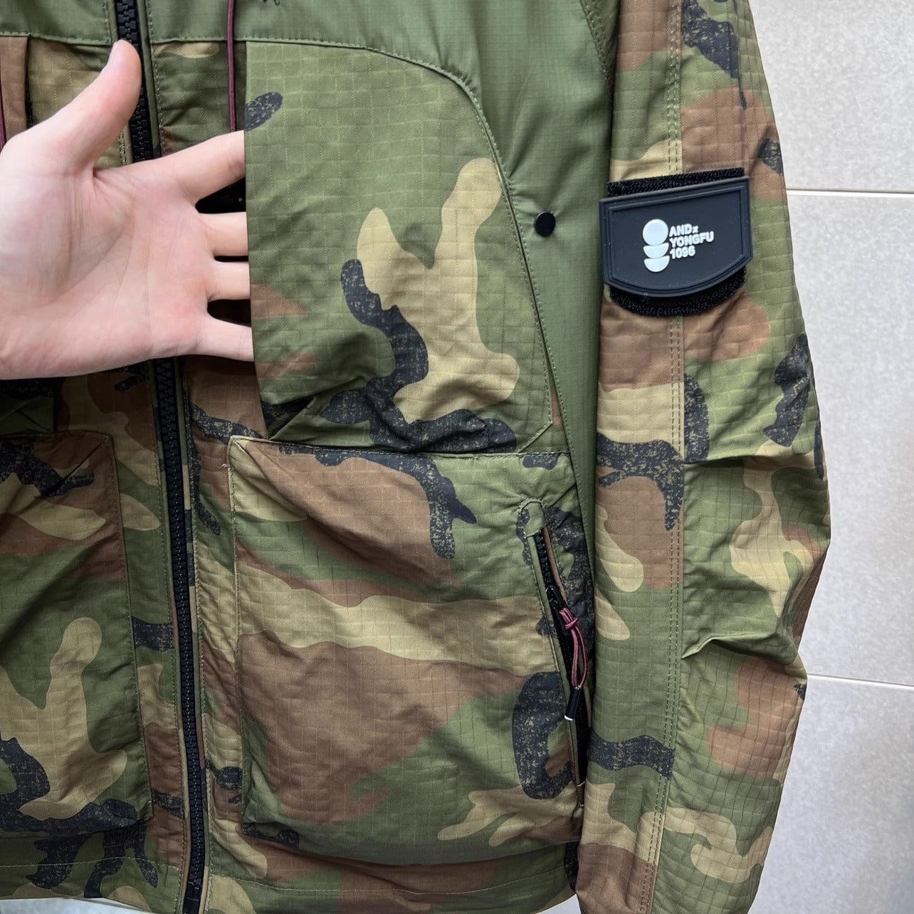 Winddichte Jacke mit Camouflage-Muster