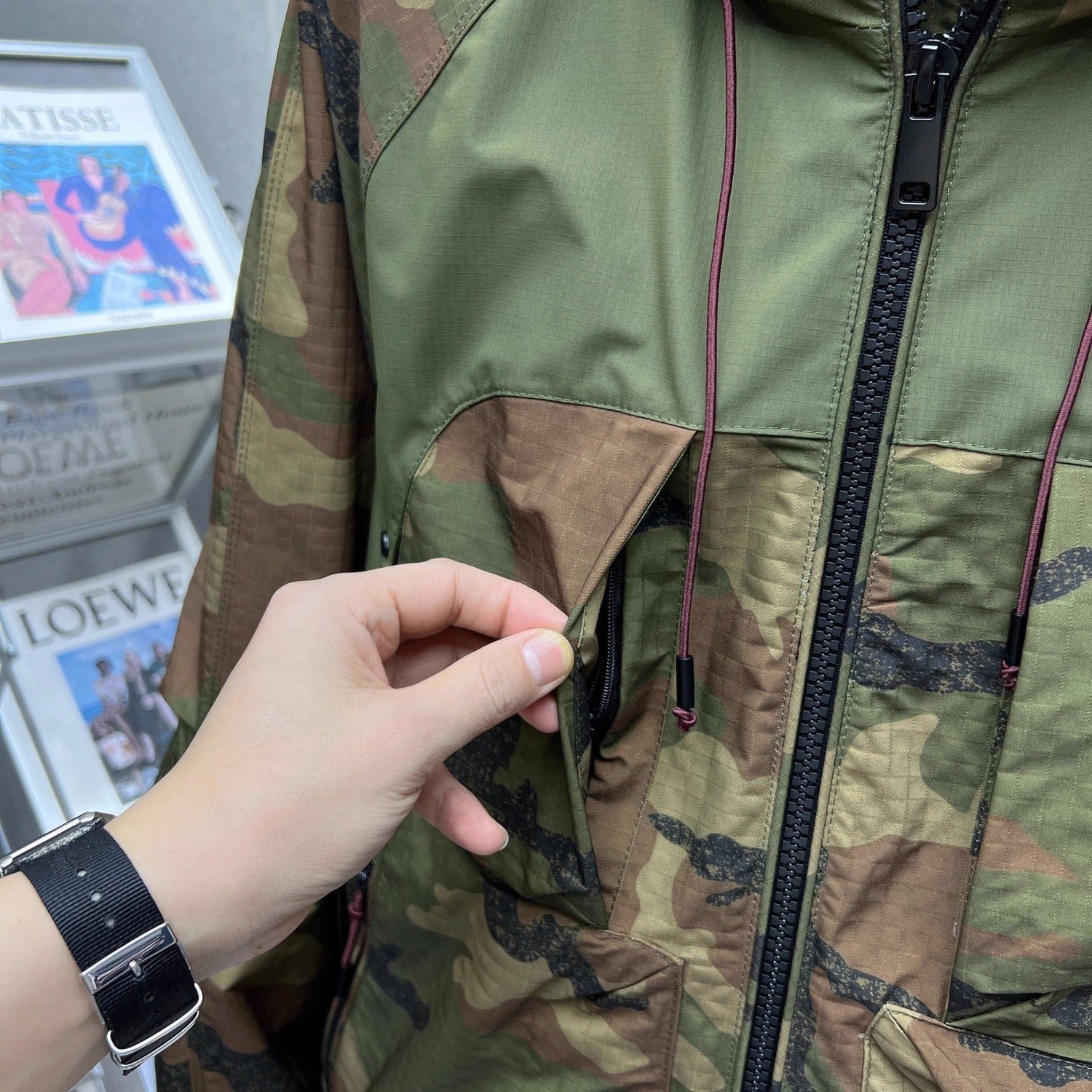 Winddichte Jacke mit Camouflage-Muster