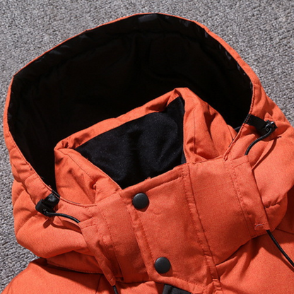 Moderne Winterjacke mit Kapuze