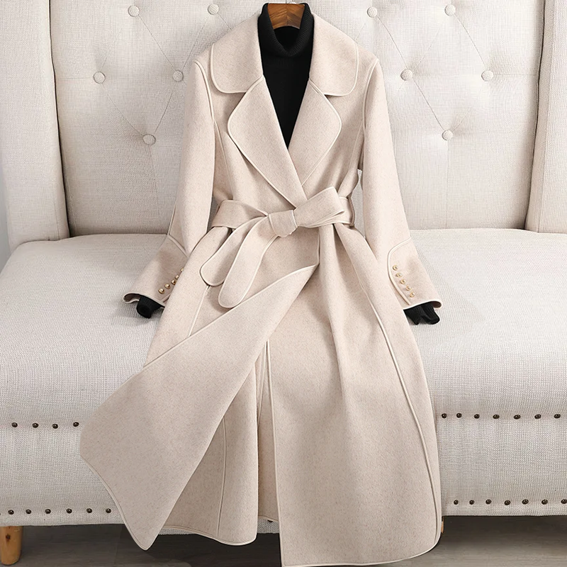 TOTEMISTISCHER TRENCHCOAT AUS MERINOWOLLE VON LILIAN-THOURAM