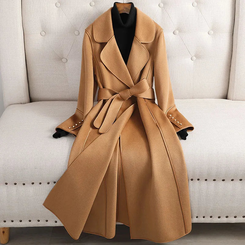 TOTEMISTISCHER TRENCHCOAT AUS MERINOWOLLE VON LILIAN-THOURAM