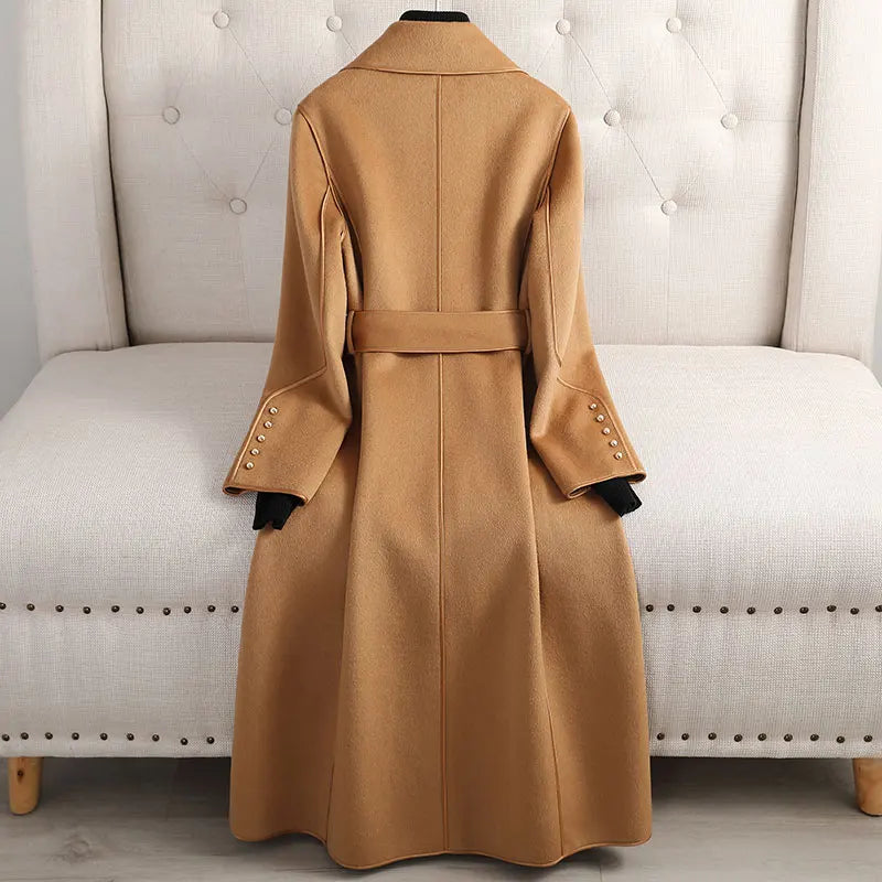 TOTEMISTISCHER TRENCHCOAT AUS MERINOWOLLE VON LILIAN-THOURAM