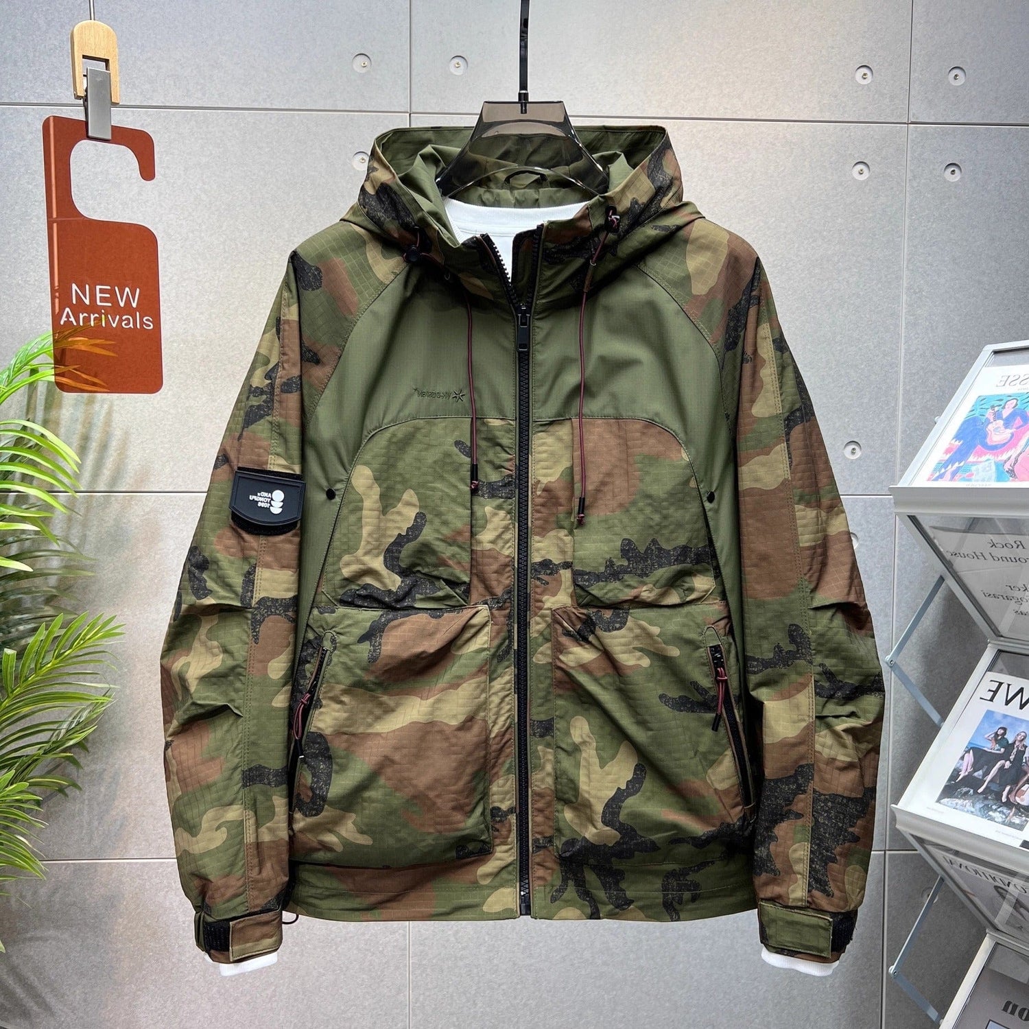 Winddichte Jacke mit Camouflage-Muster